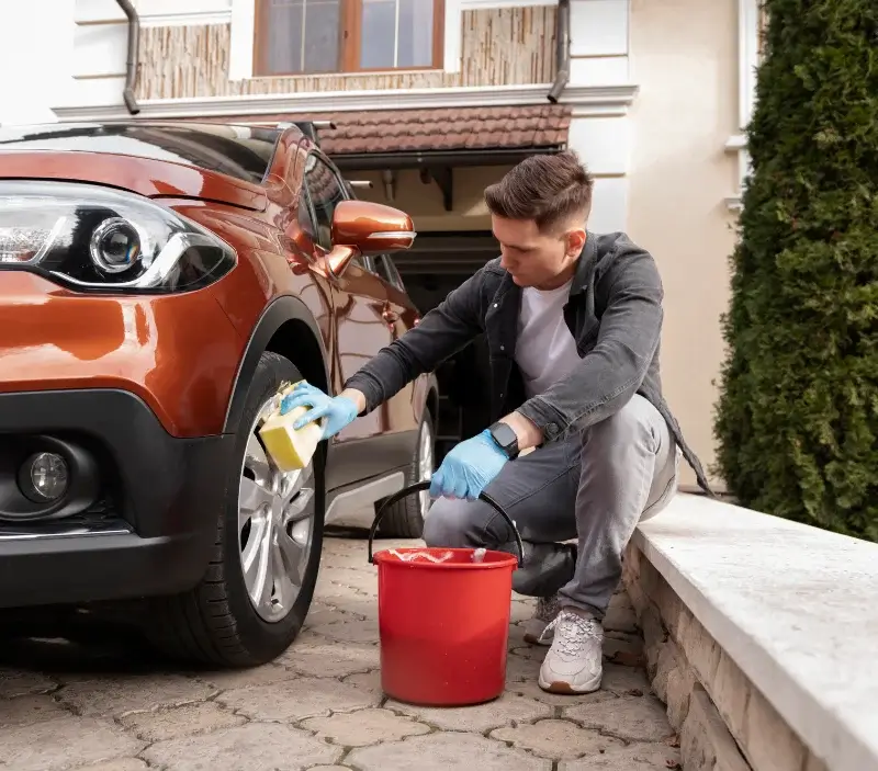 Lavage auto à domicile Rouez : professionnel intervenant sur un véhicule